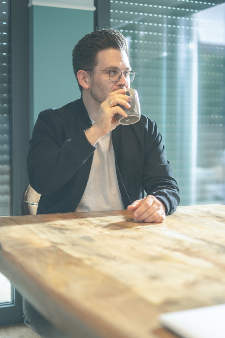 Marcel Kaufmann bei der Arbeit am Schreibtisch